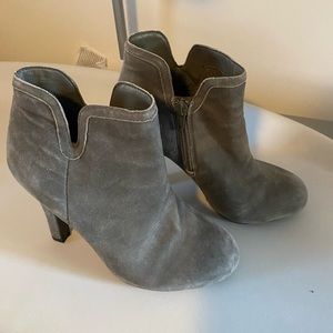 Gianni Bini gray suede booties